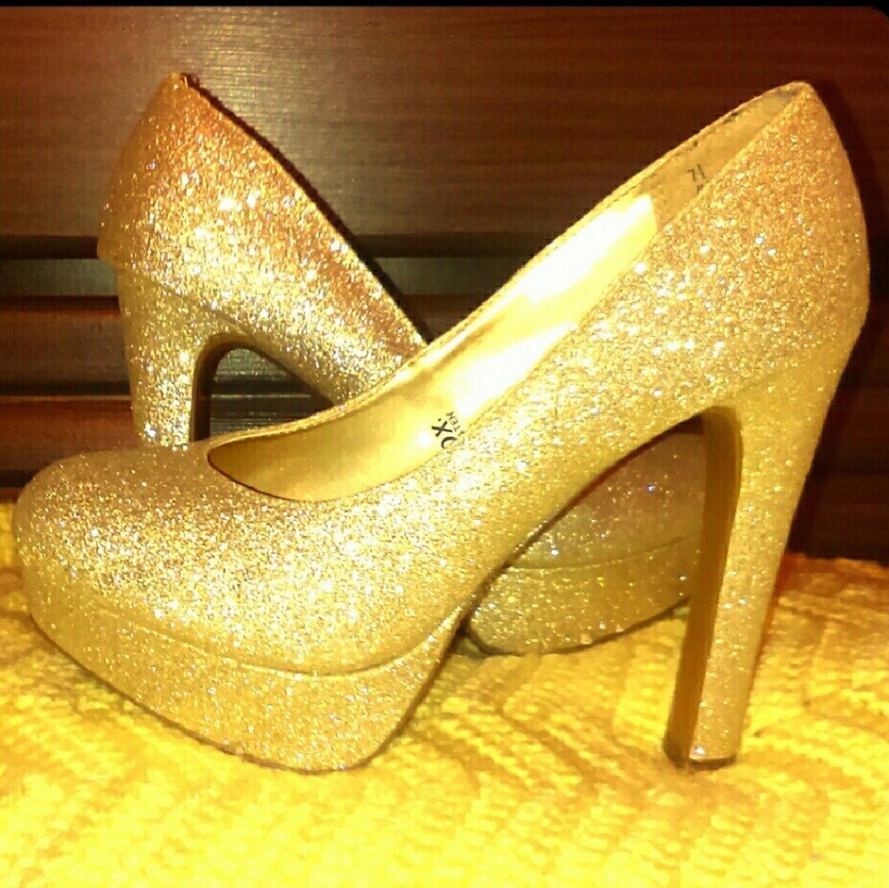 SALE NWOT Gold heels